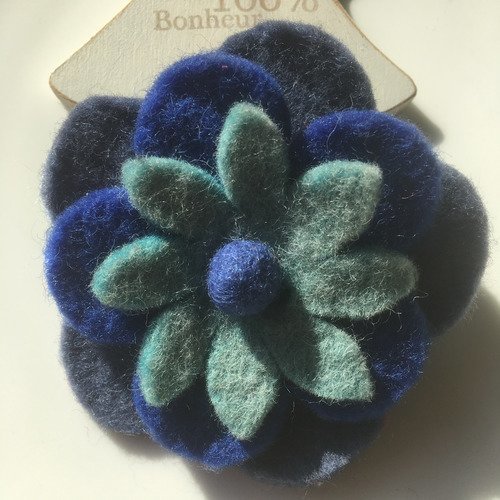 Broche fleur en laine bouillie en bleu 8cm