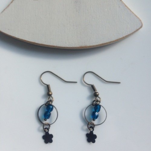 Boucles d'oreilles mini créoles bronze perles bleues et breloques étoiles