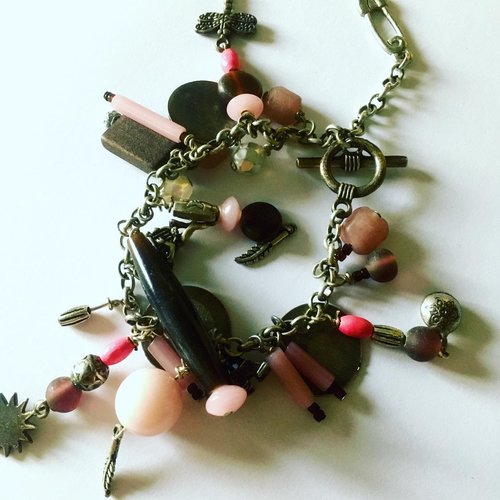 Bracelet perles et breloques en rose et argenté
