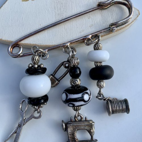 Broche épingle en métal argenté et ses perles en noir et blanc