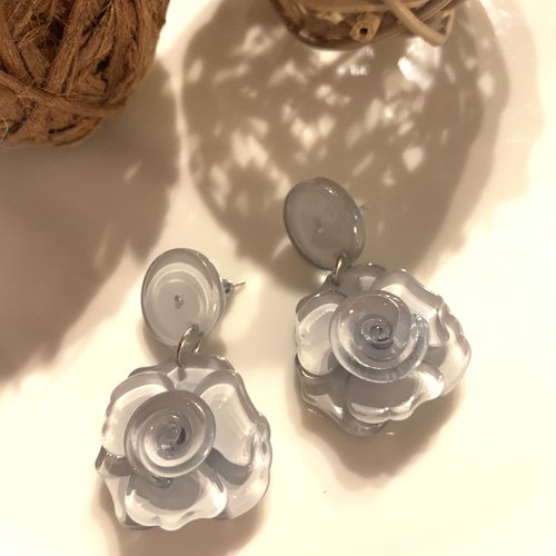 Boucles d'oreilles pendentifs roses en résine grise