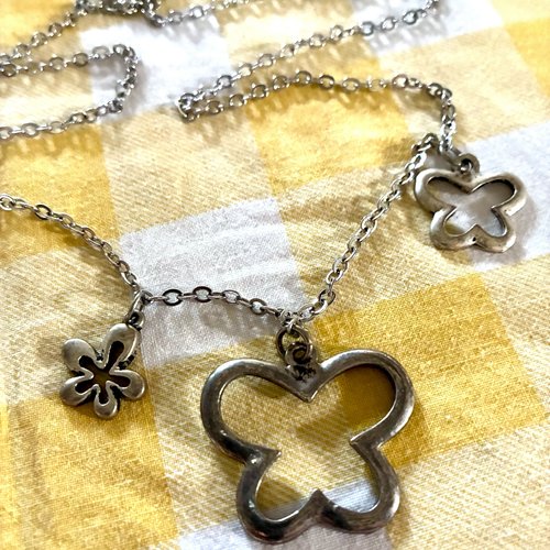 Collier sautoir chaîne métal argenté pendentifs papillons et fleur