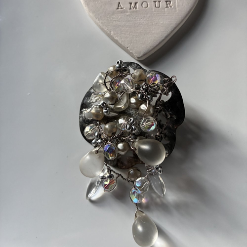 Broche estampe et perles en verre argenté et gris