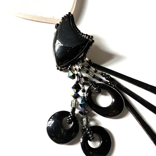 Broche pampille perles en noir