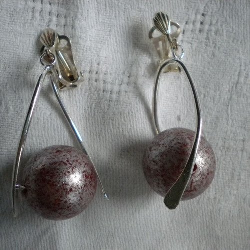Boucles d'oreilles perles rondes rouge grisée