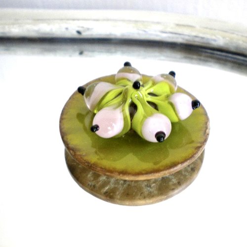 Broche bouton coco vert et sa perle en verre fleur assortie