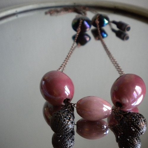 Collier sautoir en breloque cuivre et perles en céramique roses et grise