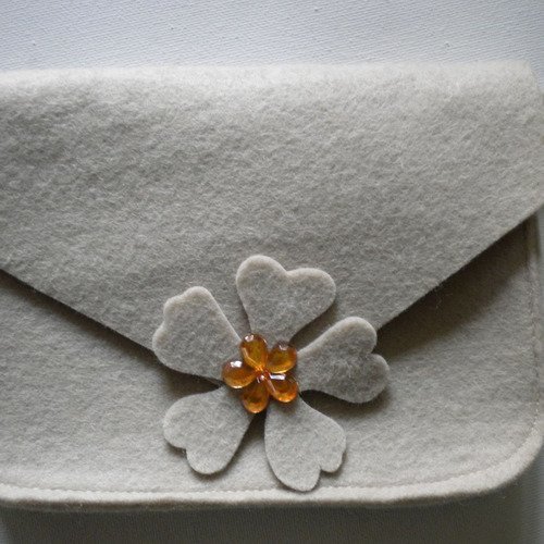 Petite pochette en feutrine beige fleur et strass orange