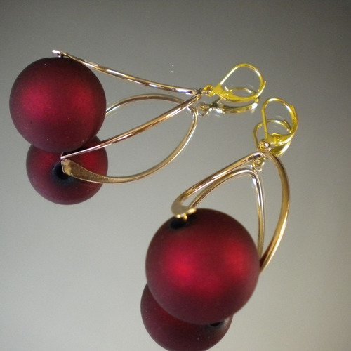 Boucles d'oreilles perles rondes douces rouges métal doré 