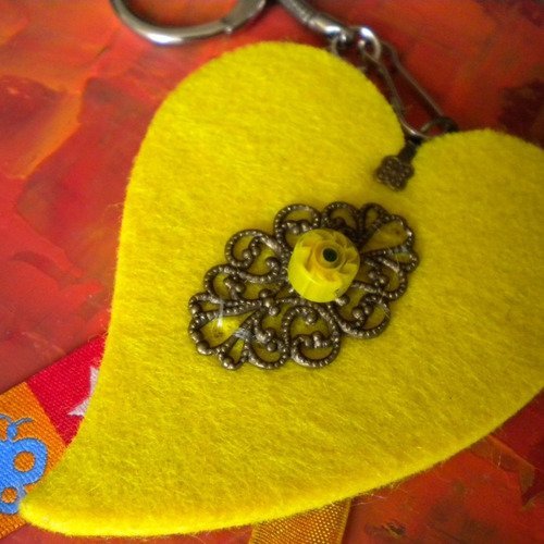 Porte-clefs coeur jaune son estampe et ses rubans 