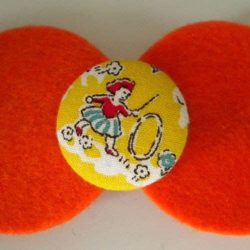 Barrette ronds en feutrine orange et son bouton en tissu 