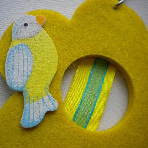 Porte-clés en feutrine fleur jaune et son oiseau en bois peint