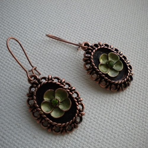 Boucles d'oreilles pendentif cuivre et sa fleur verte