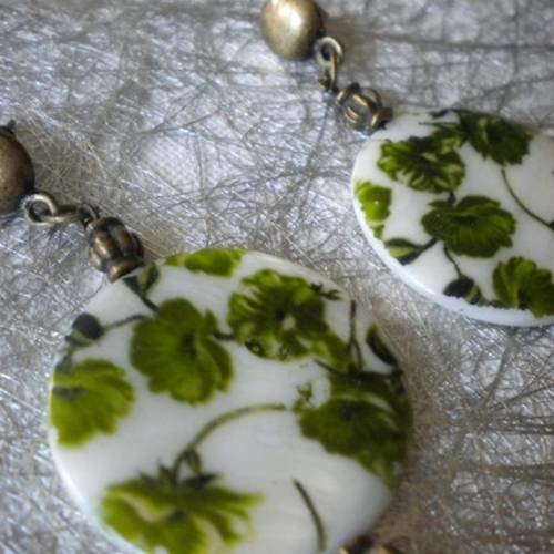 Boucles d'oreilles bronze boutons nacre fleuris verts