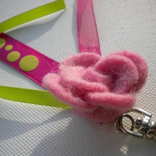 Porte-clefs rose fuchsia et ses rubans