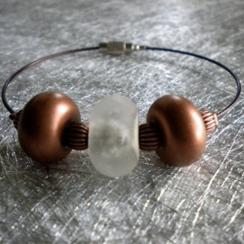 Bracelet fil câblé marron et perles de verre marrons glacés 