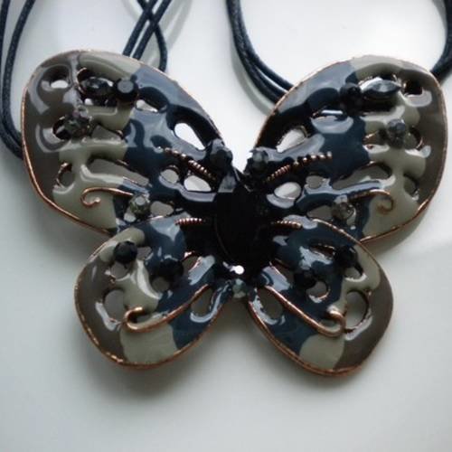 Collier pendentif papillon cuivre et métal