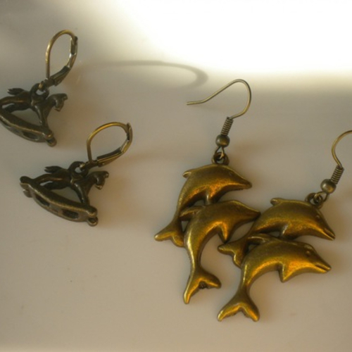 Deux paires de boucles d'oreilles bronze les dauphins et les chevaux