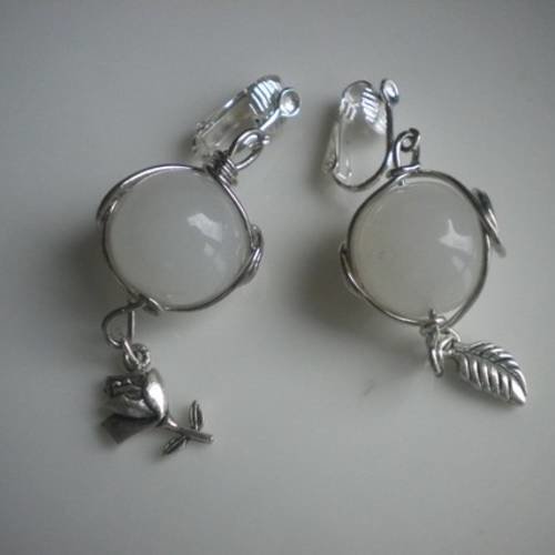 Boucles d'oreilles clips dissociées perle blanche et rose ou feuille