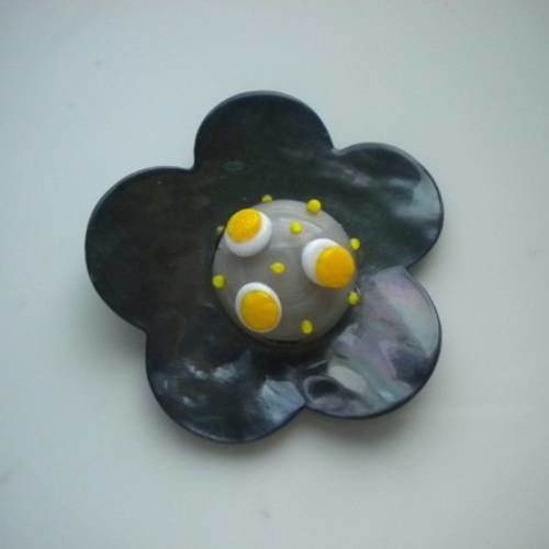 Broche bouton de nacre fleur et son cabochon en gris et jaune 