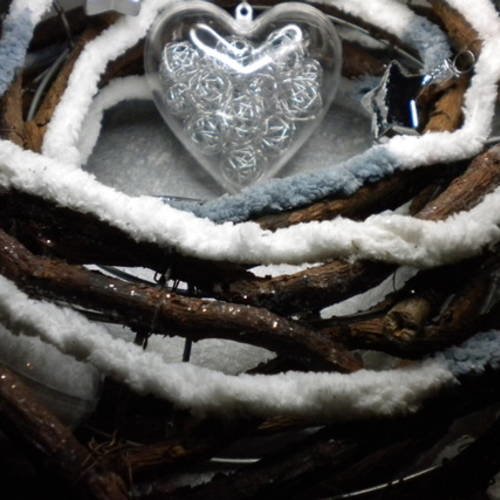 Couronne de bois argenté et blanc neige et coeur en plexi