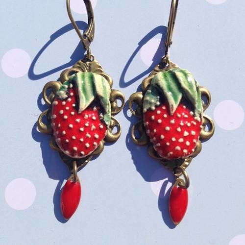 Boucles d'oreilles percées dormeuses bronze fraise et breloque 