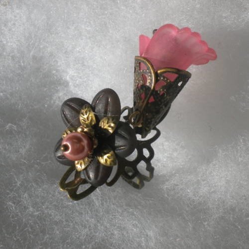 Bague breloques en bronze avec fleurs lucites et perles 
