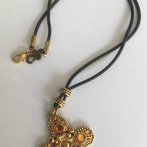 Collier cordon noir et son pendentif croix en métal doré vielli 