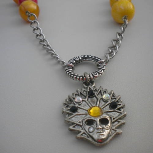 Collier mi long chaîne métal et perles rondes avec pendentif masque 