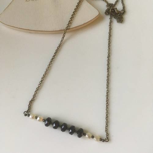Collier mi long chaîne bronze et perles toupies cristal noir et blanc 