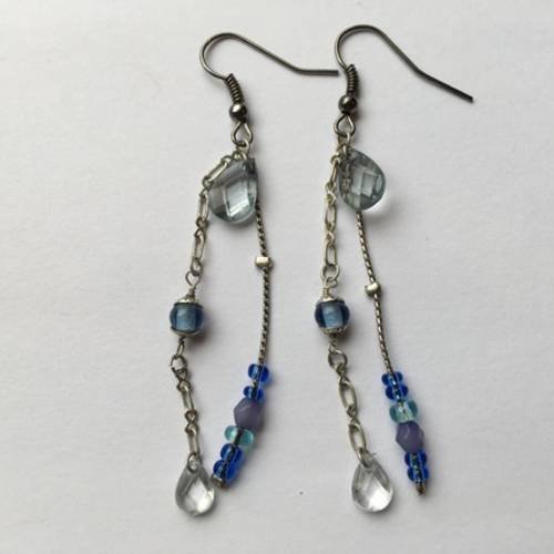 Boucles d'oreilles métal argenté mini perles bleutées sur chaînette 