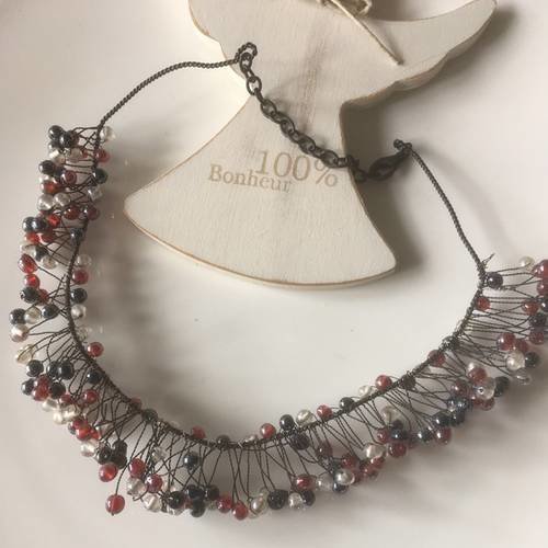 Collier ras du cou sur fil métal et perles noires, blanches et rouges 