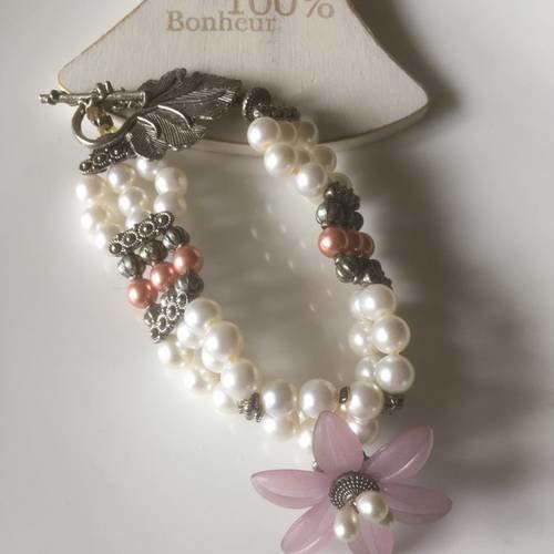 Bracelet 3 rangs de perles blanches fleur lucite rose 
