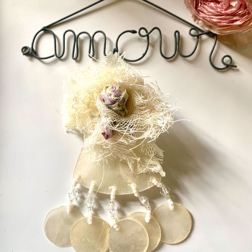 Longue broche nacre et tissu