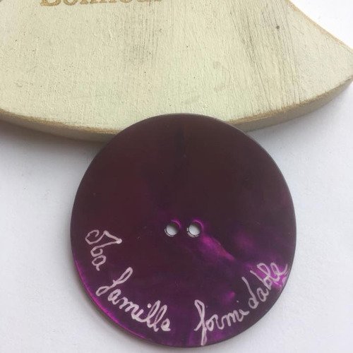 Grand bouton nacre ronde gravé ma famille formidable sur fond violet