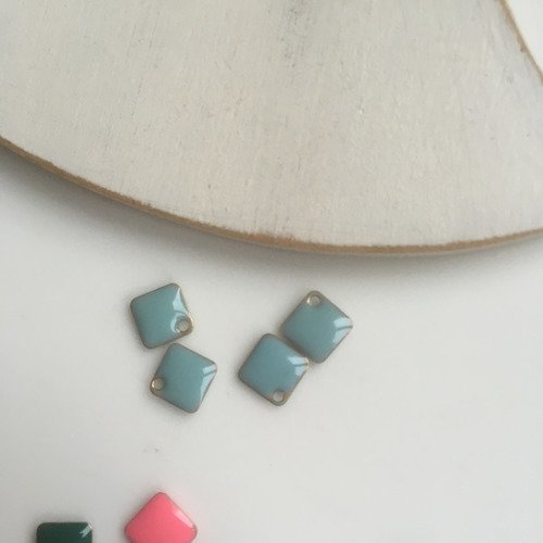 Lot de quatre breloques carrées émail en gris clair 5mm