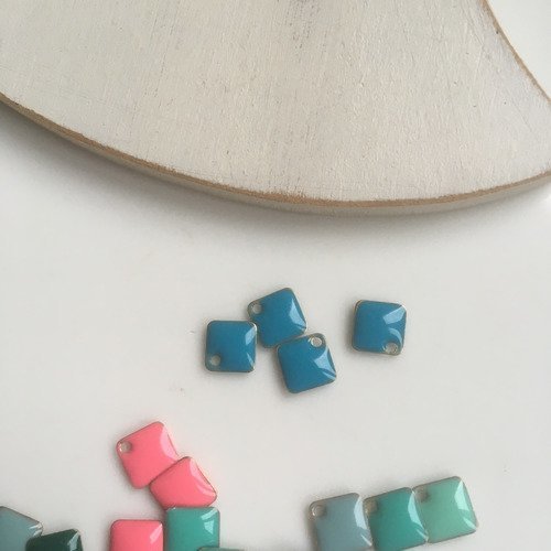 Lot de quatre breloques carrées émail en bleu 5mm