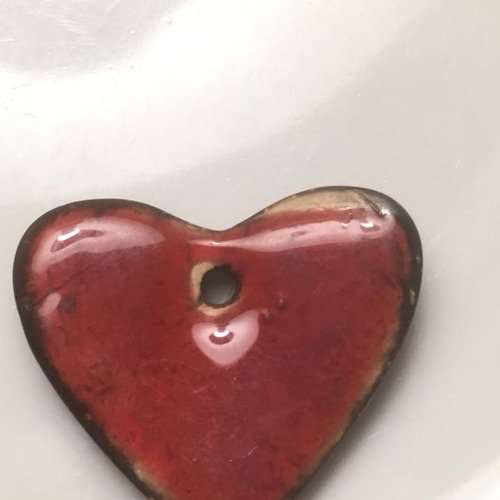 Pendentif coeur en bois de coco vernis rouge