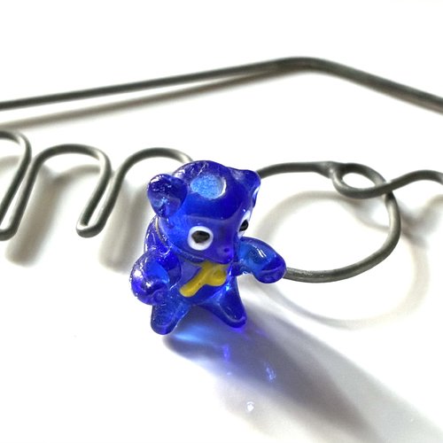 Ourson en verre bleu