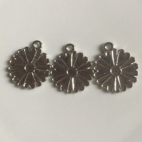 Trois pendentifs en métal argenté fleurs avec piquot