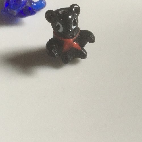 Perle ourson en verre noir écharpe rouge