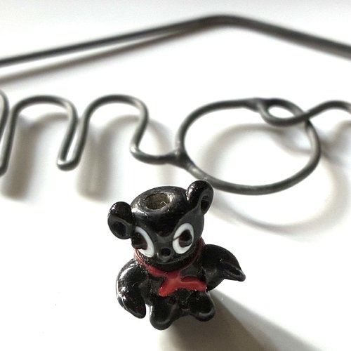 Perle ourson en verre noir écharpe rouge