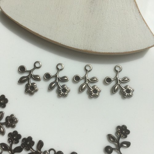 4 breloques métal argenté les petites fleurs
