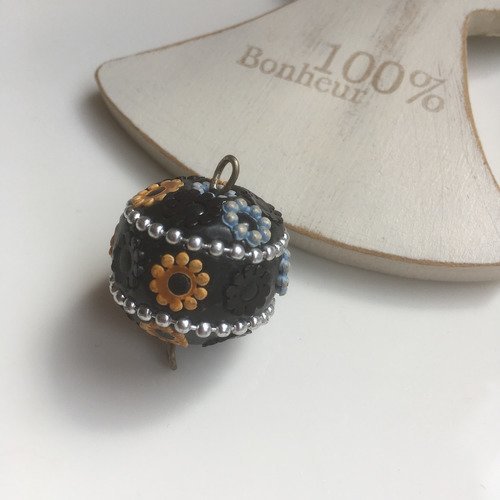 Pendentif perle ronde résine noire et décors fleurs