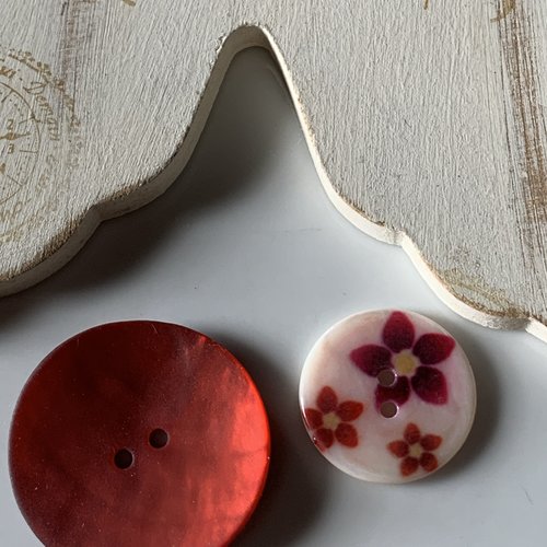 Duo de boutons de nacre rouge et fleuri