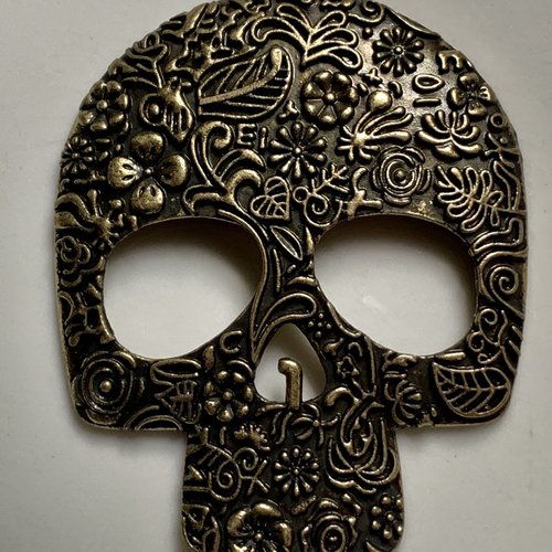 Pendentif breloque en métal tête de mort décorée fleurs avec piquot