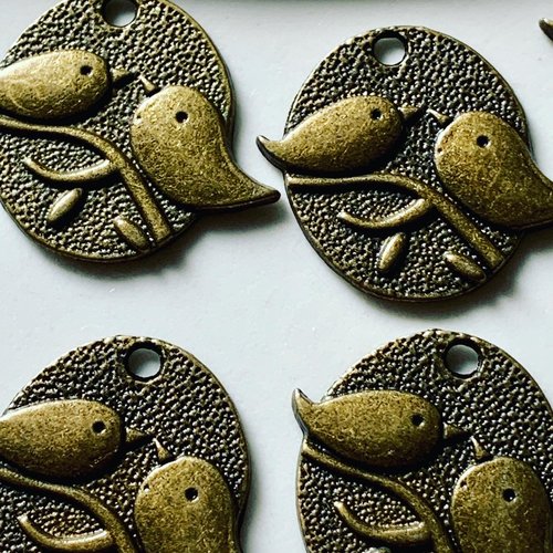 Lot de 8 breloques rondes oiseaux en bronze