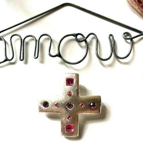 Pendentif  croix métal argenté et cabochons cristal rose