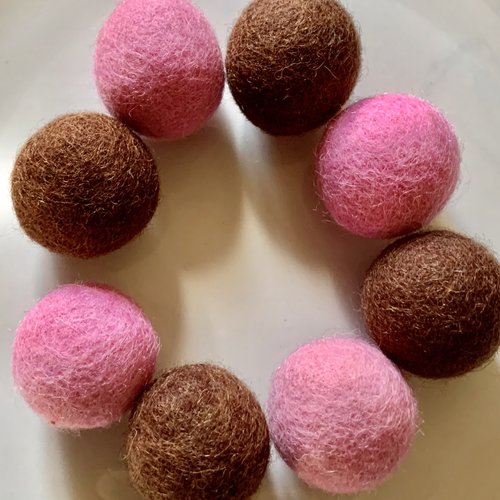 Lot de 8 perles rondes feutrées en rose et marron