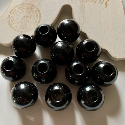 Lot 12 perles rondes synthétiques en noir 18mm